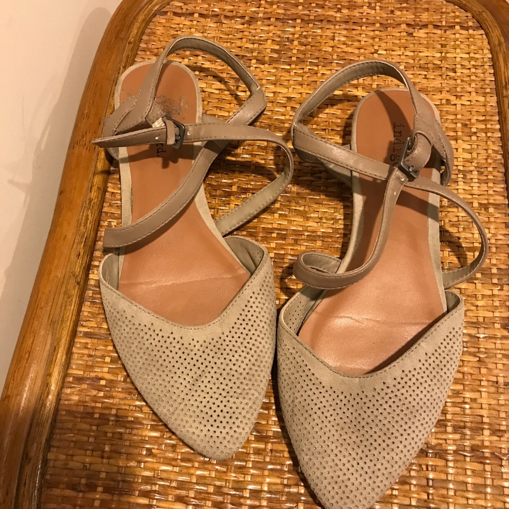 Great condition point flats